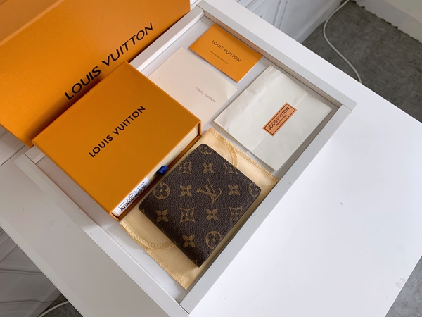 LVコピーウォレット着用イメージ